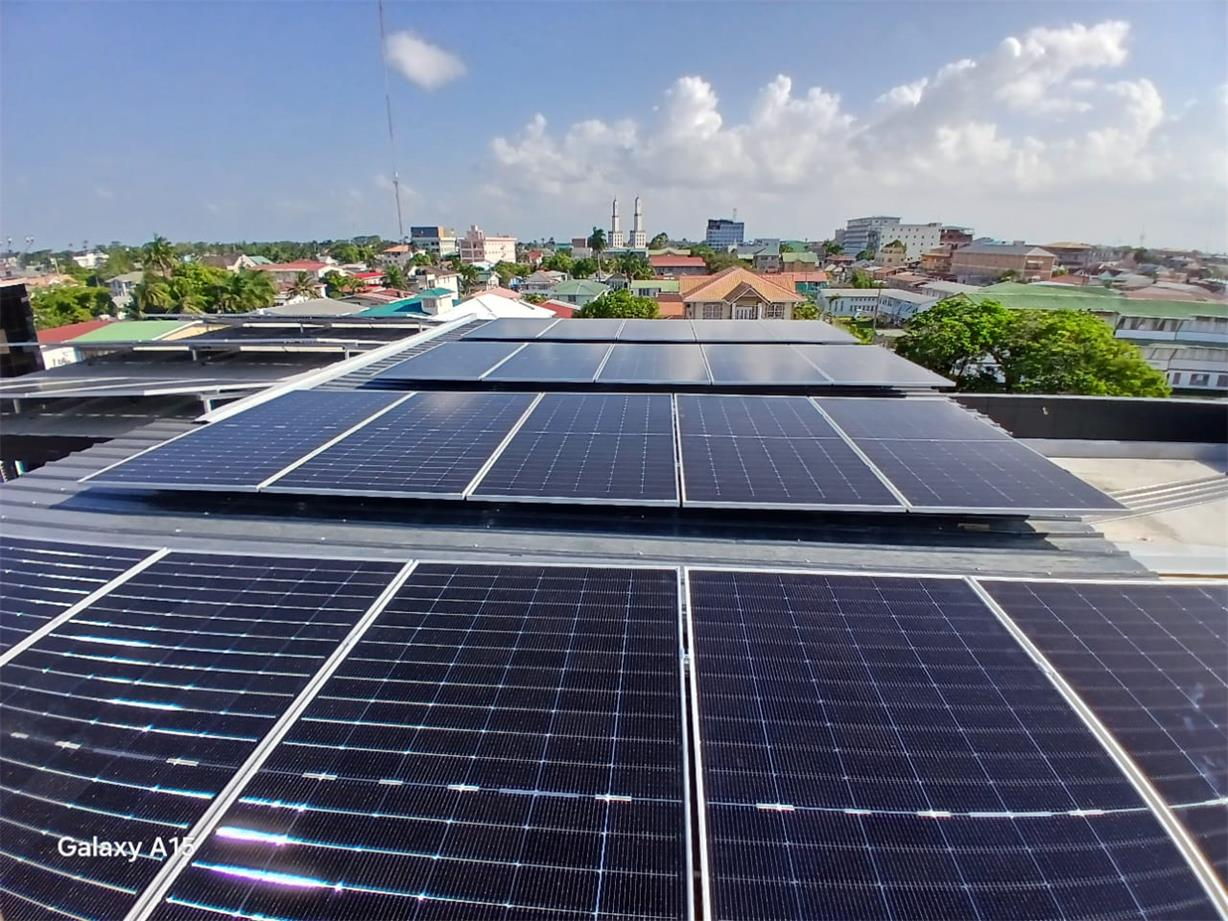 Sistema híbrido de 25 kW em casa na Guiana